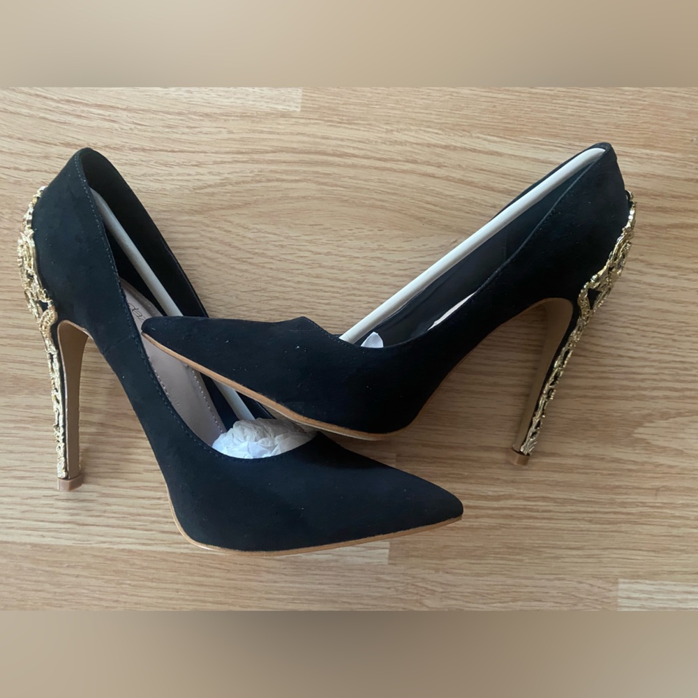 Elegant Black Heels with Gold Accent